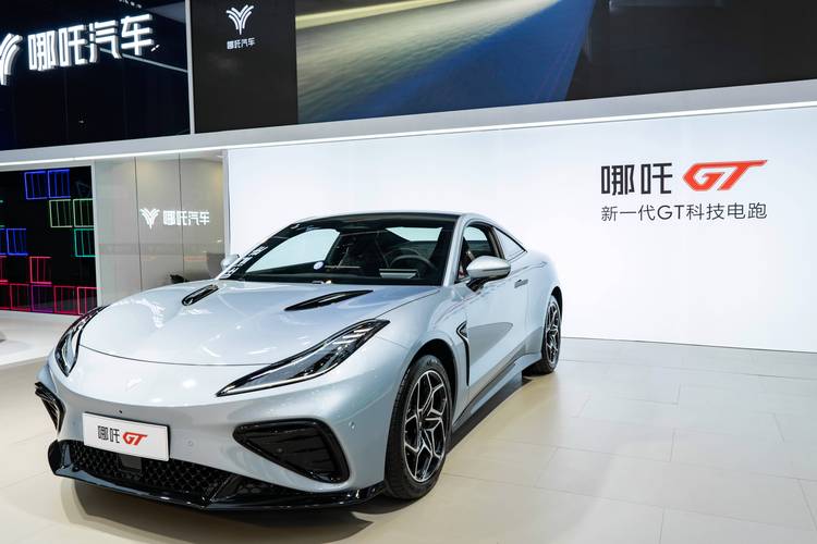 重庆169哪吒汽车在智能汽车领域的表现，领途汽车在新能源汽车市场中的影响力